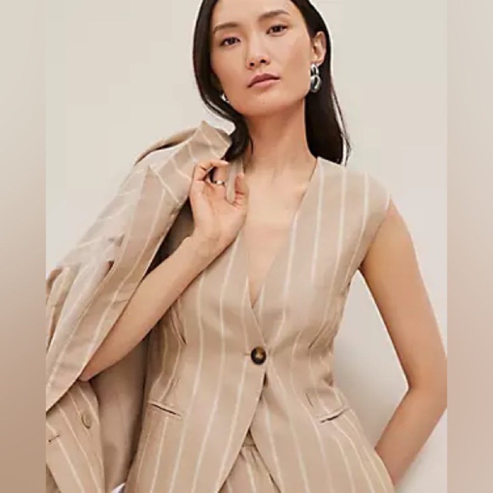 🤍 Ann Taylor Tucked Waist Vest in Pinstripe – Sandstorm